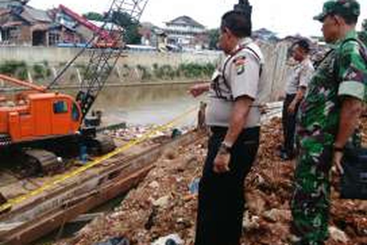 Kepala Polsek Tebet Komisaris Nurdin Arrahman sedang menunjuk lokasi kecelakaan kerja di proyek normalisasi Sungai Ciliwung, di Bukit Duri, Jakarta Selatan. Dalam kecelakaan kerja itu, salah satu kaki pekerja proyek, Muaf Jaelani ( 25), luka terputus akibat kejatuhan tiang pacang. Foto diambil Senin (17/10/2016).