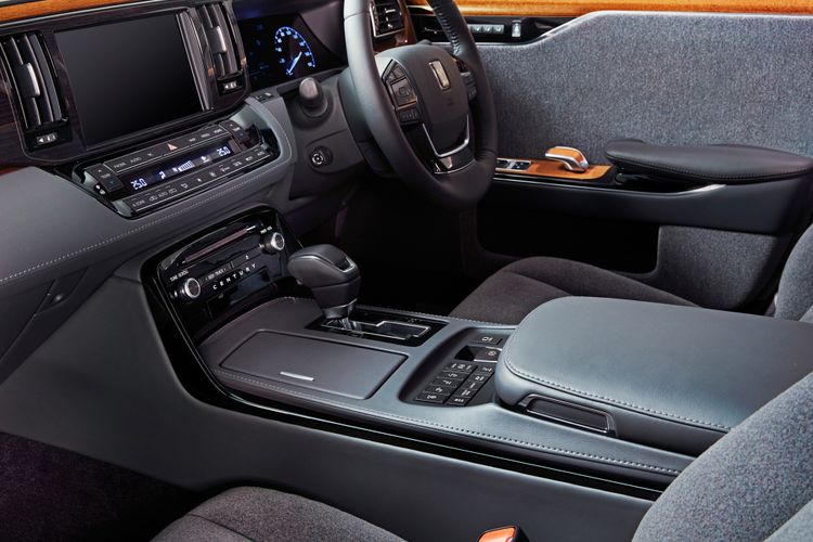 Interior Toyota Century menawarkan interior berkelas