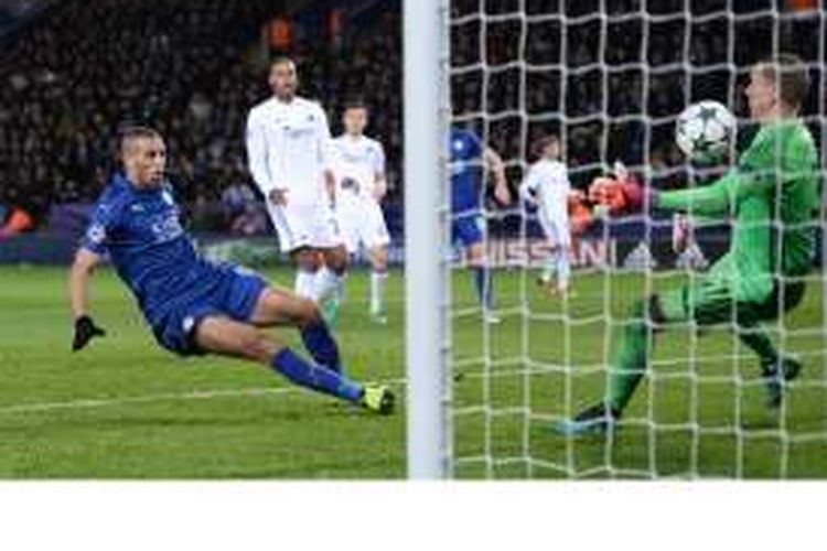 Striker Leicester City asal Aljazair, Islam Slimani (kiri), melepaskan tembakan untuk mencetak gol tetapi dianulir wasit karena dia sudah lebih dulu terperangkap offside, dalam pertandingan penyisihan Grup G Liga Champions melawan FC Kobenhavn di Stadion King Power, Leicester, Selasa (18/10/2016).