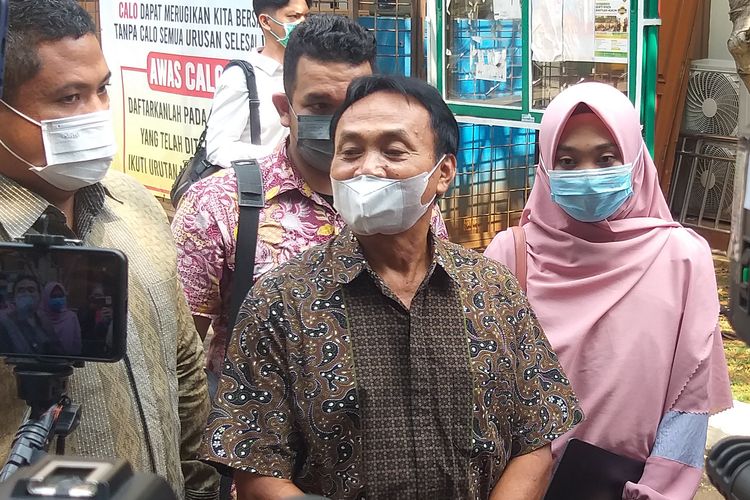 Ayah Angga Wijaya, Dahyan Efendi dan adik Angga Wijaya, Sarah Istiqomah didampingi tim kuasa hukum menjadi saksi di sidang lanjutan perceraian pedangdut Dewi Perssik di Pengadilan Agama Jakarta Selatan, Senin (25/7/2022).