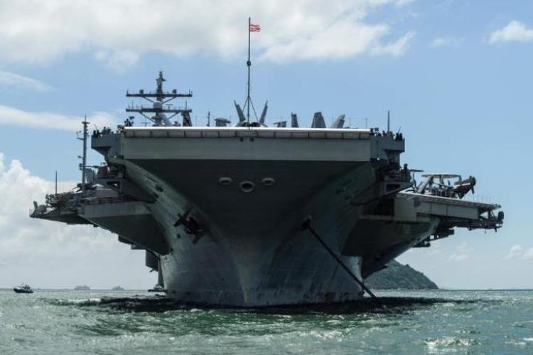 Kapal induk USS Ronald Reagan milik AS saat merapat ke perairan Hong Kong pada Oktober 2017.