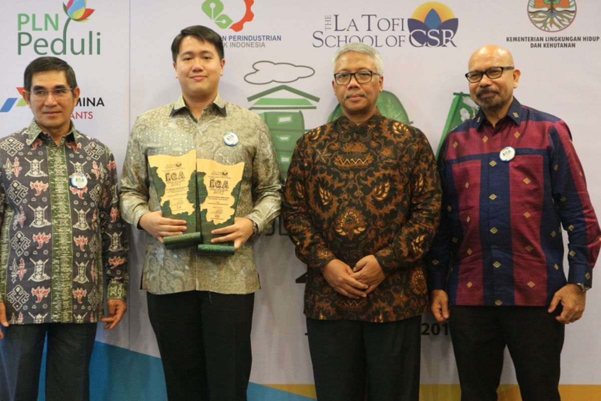  Manager Sido Muncul Marco Jonathan Hidayat (memegang tropi) menerima  penghargaan  Indonesia Green Awards 2017, di Ruang Heritage I, Lt. 16, Hotel Indonesia Kempinski, Jakarta, Rabu (3/5/2017).