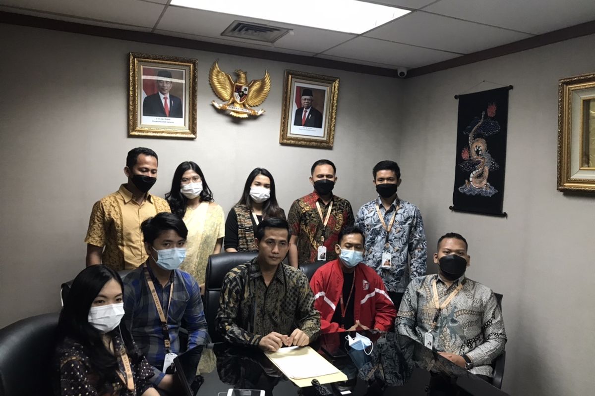 Konferensi pers terkait perdamaian kasus pengancaman kurir perusahaan ekspedisi, SiCepat Ekspress Indonesia di Ciputat, Tangerang Selatan berakhir damai. Keterangan pers dilakukan di kantor WLP Lawfirm di kawasan Setiabudi, Jakarta Selatan pada Rabu (9/6/2021) sore.