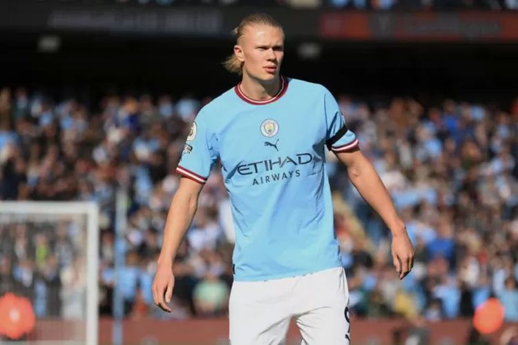 Pemain Manchester City, Erling Haaland, memakai pita hitam pada lengannya saat berlaga menghadapi Manchester United di Stadion Etihad, Minggu (2/10/2022). Terkini, Haaland berpotensi tidak tampil dalam pertandingan Leicester vs Man City pada Sabtu (29/10/2022). Perannya bakal digantikan Julian Alvarez.