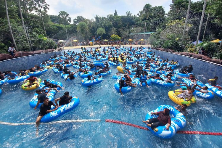 Ppengunjung berenang di The Jungle Waterpark di Bogor, Jawa Barat. 