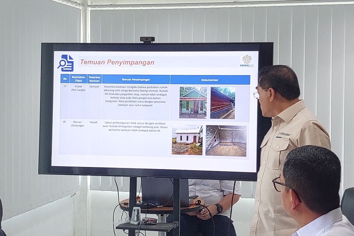 Saat pihak kementerian menjabarkan beberapa temuan dugaan korupsi BSPS di kantor Kejari Sumenep, beberapa waktu lalu. 
