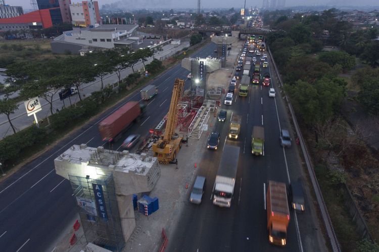 Foto aerial pembangunan konstruksi Jalan Tol Layang Jakarta-Cikampek di Cikarang, Bekasi, Jawa Barat, Selasa (16/10/2018)