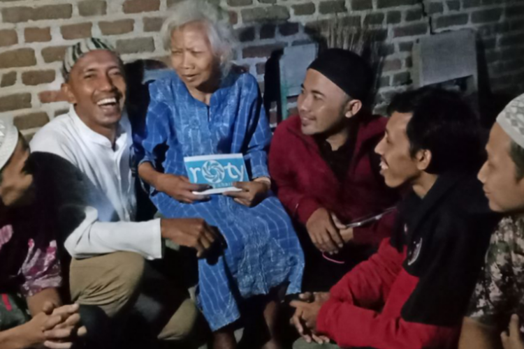 Komunitas sedekah bergulir Roty di Kediri, Jawa Timur, saat mendistribusikan sedekah ke kaun duafa, Jumat (18/5/2018).