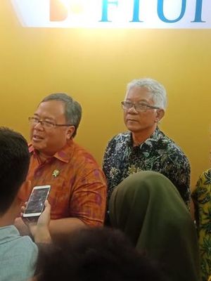 Menteri Riset dan Teknologi/Kepala Badan Riset Inovasi Nasional (BRIN) Bambang Brodjonegoro (kiri) dan Dekan FTUI Dr. Ir. Hendri D.S. Budiono, M.Eng (kanan), saat  FTUI EXPO dalam rangka Dies Natalis FTUI ke-55 di Jakarta, Jumat (8/11/2019).