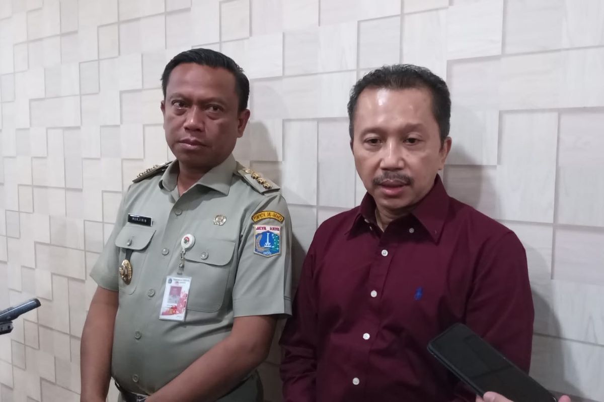 Walikota Jakarta Selatan Munjirin dan Direktur Utama Perumda Paljaya Aris Supriyanto dalam sosialisasi SPALD-T untuk gedung perkantoran di Jaksel, Selasa (8/11/2022)