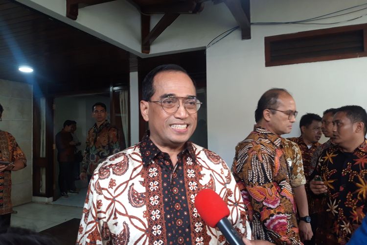 Menteri Perhubungan Budi Karya Sumadi ketika menyambangi rumah dinas Menteri Koordinator Bidang Kemaritiman dan Investasi Luhut Binsar Pandjaitan di Jakarta, Rabu (25/12/2019).