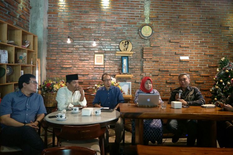 (Dari kiri dan kanan) Wakil Ketua SETARA Institute Bonar Tigor Naipospos, Direktur Eksekutif Lingkar Madani untuk Indonesia (LIMA) Ray Rangkuti, Peneliti politik dari Explosit Strategic Arif Susanto, Direktur AMAN Indonesia Rubi Khalifa, dan Dosen UIN Ciputar Ali Munhanif dalam diskusi mengenai politik identitas di Pilpres 2019 di Jalan Kendal, Minggu (30/12/2018). 