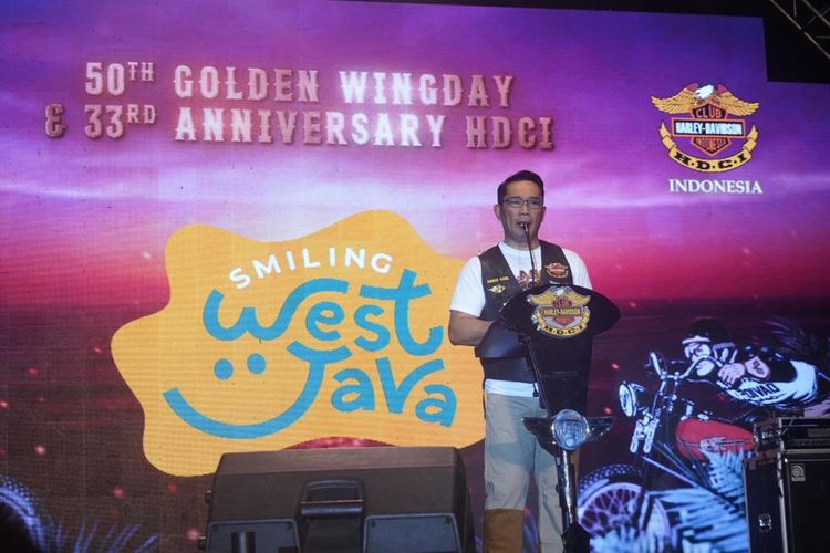 Gubernur Jawa Barat Ridwan Kamil saat melepas kegiatan 50th Golden Wing Day 33th Motor Harley Davidson Club Indonesia (HDCI) Anniversary, Jumat (26/5/2023) di Gedung Sate untuk menuju Pantai Pangandaran.