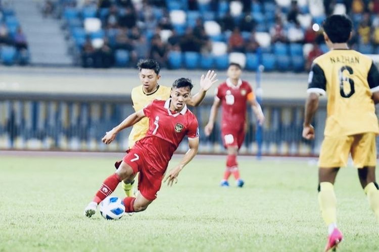 Pemain Timnas Indonesia Arkhan Fikri menggiring bola saat laga leg kedua Kualifikasi Piala Dunia 2026 melawan Brunei Darussalam di Stadion Sultan Hassanal Bolkiah, Bandar Seri Begawan, Selasa (17/10/2023) malam WIB.