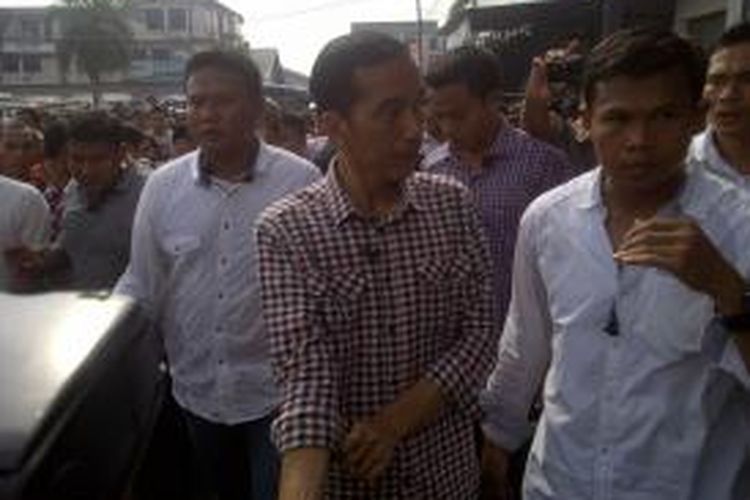 Capres Jokowi saat diikuti warga setelah memutar arah dari Pasar Cikurubuk, Kota Tasikmalaya, Kamis (12/6/2014).