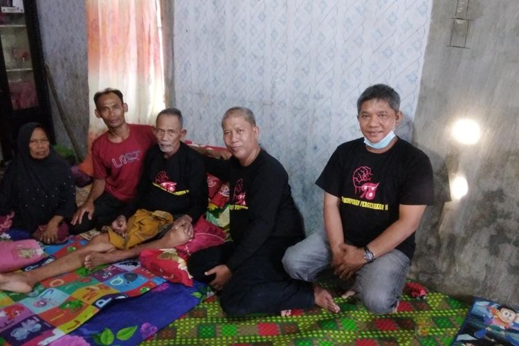 Sahat Simatupang (paling kiri) saat menjenguk Uncu Sulaiman (tengah) yang sedang sakit di rumahnya di Kabupaten Deli Serdang pada tahun 2022. Uncu merupakan seorang nelayan yang menjadi orator di peristiwa 1998 di Kampus ITM Medan