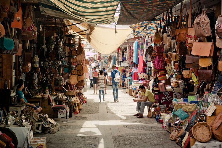 Ilustrasi salah satu souk atau pasar di Maroko.