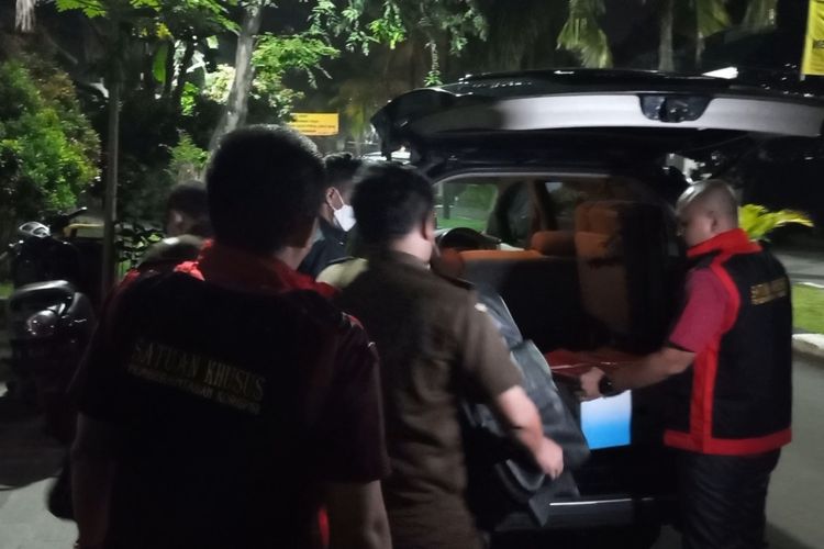 Penyidik Kejaksaan Tinggi DKI tengah memasukkan satu koper dan sebuah kardus yang berasal dari sitaan dari salah satu rumah di perumahan Pesona Khayangan, Depok pada Jumat (20/5/2022) dini hari.