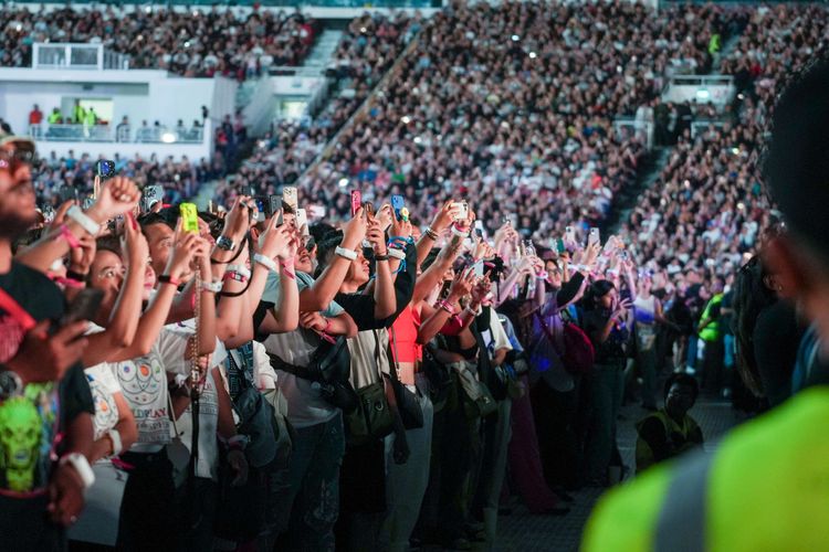 Antusiasme penggemar Coldplay saat menonton konser Music of the Spheres World Tour, di Stadion Utama Gelora Bung Karno, Jakarta, Rabu (15/11/2023). Dalam penampilannya Coldplay membawakan sejumlah lagu hits mereka seperti Higher Power, Paradise, Viva La Vida, hingga Everglow.