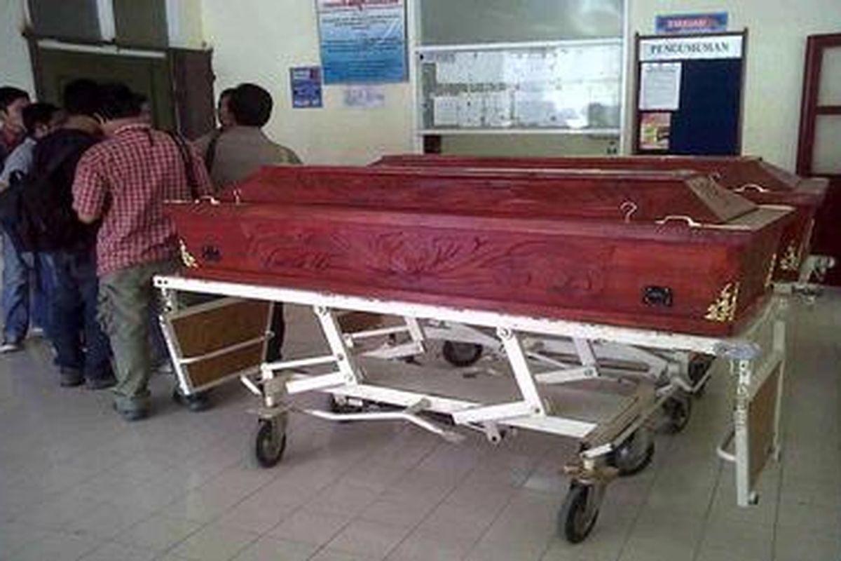 Diotopsi, Dua Jenazah yang Dibakar Massa  