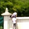 Viral Video Dua WNA Nekat Lompati Pagar untuk Masuk Candi Prambanan