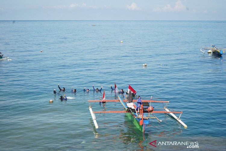 Para penyelam bersiap untuk membentangkan bendera Merah Putih di bawah laut di objek wisata Botubarani, Kabupaten Bone Bolango, Gorontalo, Minggu (16/8/2020).