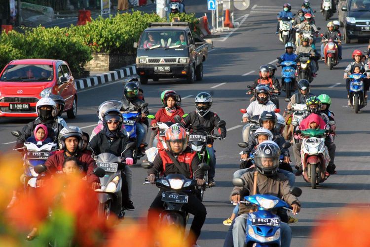 Sejumlah pemudik motor melewati jalan raya Puncak, Ciawi, Kabupaten Bogor, Jawa Barat, Senin (18/6/2018). Memasuki H+3 Lebaran, arus balik yang melalui jalur Puncak, Bogor mulai didominasi pemudik motor yang berasal dari wilayah Cianjur, Bandung, Pangandaran dan Tasikmalaya.