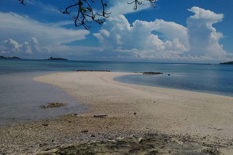 Keindahan Pulau Larea-rea Kecamatan Pulau IX, Kabupaten Sinjai, Sulawesi Selatan.