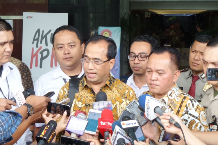 Menteri Perhubungan Budi Karya Sumadi seusai diperiksa di Gedung KPK Jakarta, Selasa (17/10/2017).