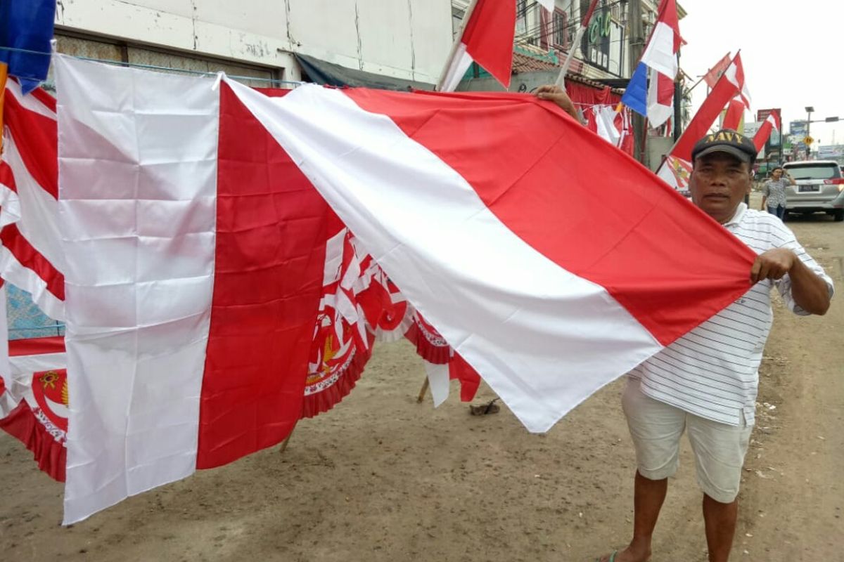 Anton, pedagang bendera merah putih yang tak memikirkan keuntungan demi berkibarnya bendera merah putih.