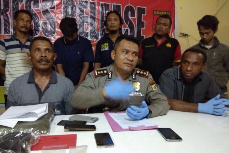 Kapolres Jayapura Kota, AKBP Marison Tober Sirait bersama anggotanya menggelar ketwrangan pers