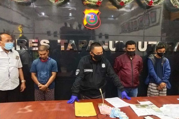 Kapolres Tapanuli Utara AKBP Jonner Samosir memaparkan penangkapan dua tersangka jaringan sindikat narkoba internasional, Rabu (10/6/2020). kedua tersangka merupakan buronan BNN yang diduga kuat terlibat saat penggerebekan gudang beras dan menemukan ratusan kilogram sabu dan ratusan ribu pil ekstasi di Cikarang, Bekasi pada 28 Mei 2020.