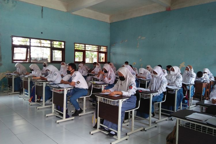 Pembelajaran Tatap Muka (PTM) yang dilaksanakan di SMA Negeri 1 Cerme, Gresik, Selasa (4/1/2022).