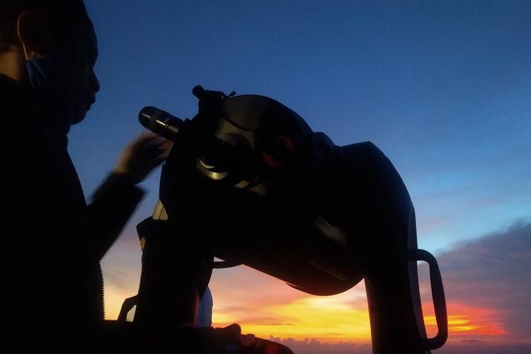 Koordinator tim falakiyah pemantauan hilal di Bukit Banjarsari, Kecamatan Wonotirto, Kabupaten Blitar, sedang melakukan pemantauan menggunakan teleskop, Senin (12/4/2021)