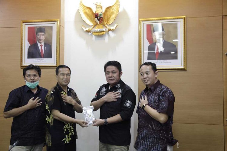 Profesor Faisal Rizal yang mengklaim menemukan antivirus Covid-19 saat memberikan paparan kepada Gubernur Sumatera Selatan Herman Deru, Selasa (21/4/2020).