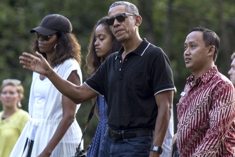 Mantan presiden AS Barack Obama dan keluarganya saat berwisata di Candi Borobudur, Magelang, Jawa Tengah, Rabu (28/6/2017). Obama berlibur ke Indonesia selama 10 hari dan berencana mengunjungi sejumlah kota, yaitu Bali, Yogyakarta, dan Jakarta.
