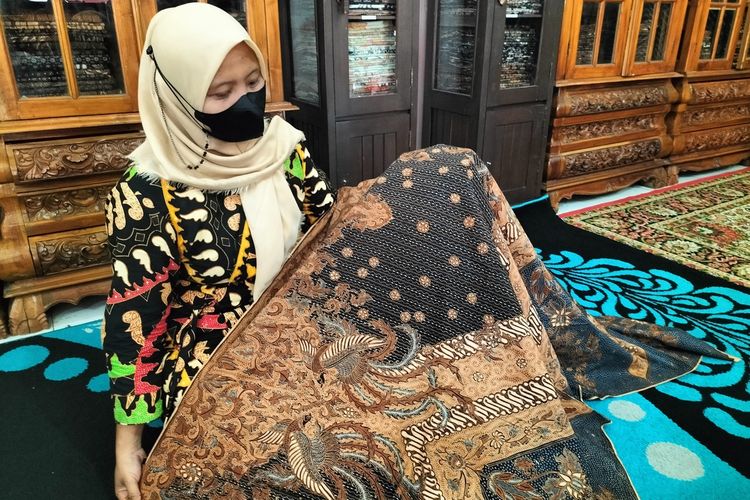 Karyawan menujukan koleksi batik di Toko Batik Windarsari, Kecamatan Masaran, Kabupaten Sragen,, yang menjadi langganan sovenir batik Istana Negara.