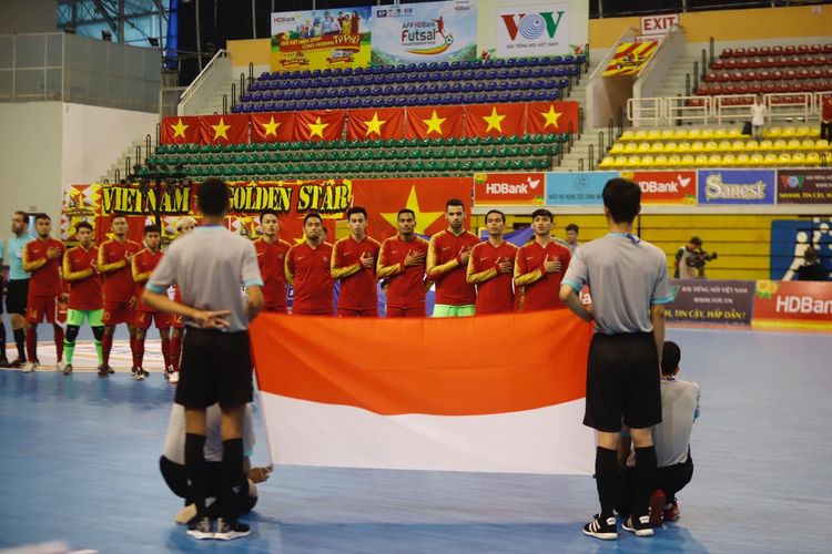 Para pemain Timnas Futsal Indonesia saat menyanyikan lagu kebangsaan Indonesia dalam ajang AFF Futsal Championship 2019 di Vietnam.