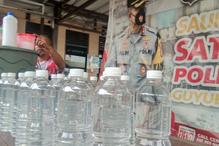 Barang bukti miras oplosan yang tewaskan sembilan orang di Karawang, Jawa Barat.