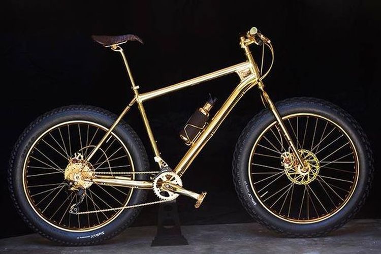 Sepeda dengan nama lengkap Beverly Hills Edition 24K Gold Extreme Mountain Bike atau lebih dikenal sebagai Gold Fat Bike ini sebenarnya mulai diperkenalkan pada akhir tahun 2013, dan semakin populer hingga tahun 2015