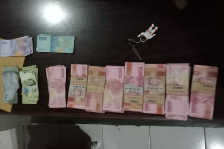 Polisi menyita uang tunai puluhan juta dari tangan pelaku pencurian di kantor DPRD Kota Ambon, Senin (28/8/2023)