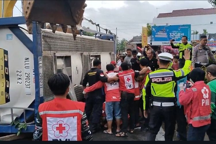 Kecelakaan beruntun terjadi di simpang tiga Pasar Selang Kabupaten Kebumen Jawa Tengah pada Rabu (7/2/2024). 