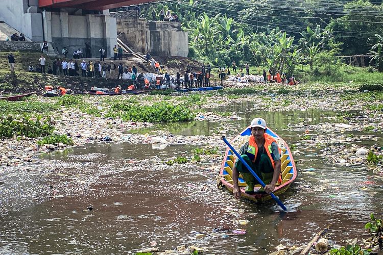 Lautan sampah membentang di perairan Sungai Citarum di kawasan Batujajar, Kabupaten Bandung Barat (KBB), Jawa Barat, Rabu (12/6/2024) pagi. Tepat di bawah Jembatan Callender Hamilton (DH) atau Babakan Sapan (BBS) sampah-sampah itu menutup lapisan air sepanjang mata memandang dari ujung aliran sungai hingga muara di waduk Saguling.
