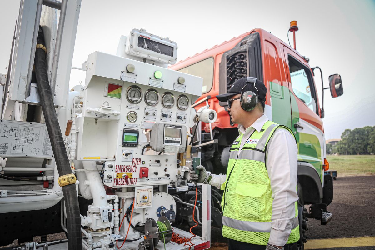  Pertamina Patra Niaga melakukan penyaluran bahan bakar ramah lingkungan SAF untuk penerbangan di bandara Soekarno Hatta dan Adi Soemarmo.