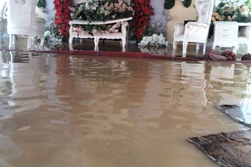 Terjebak Banjir Saat Resepsi Nikah, Pengantin Baru Dievakuasi BPBD Pakai Perahu Karet