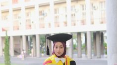 Sosok Dewi, Jadi Doktor Termuda di UGM, Lulus dengan IPK 4,00