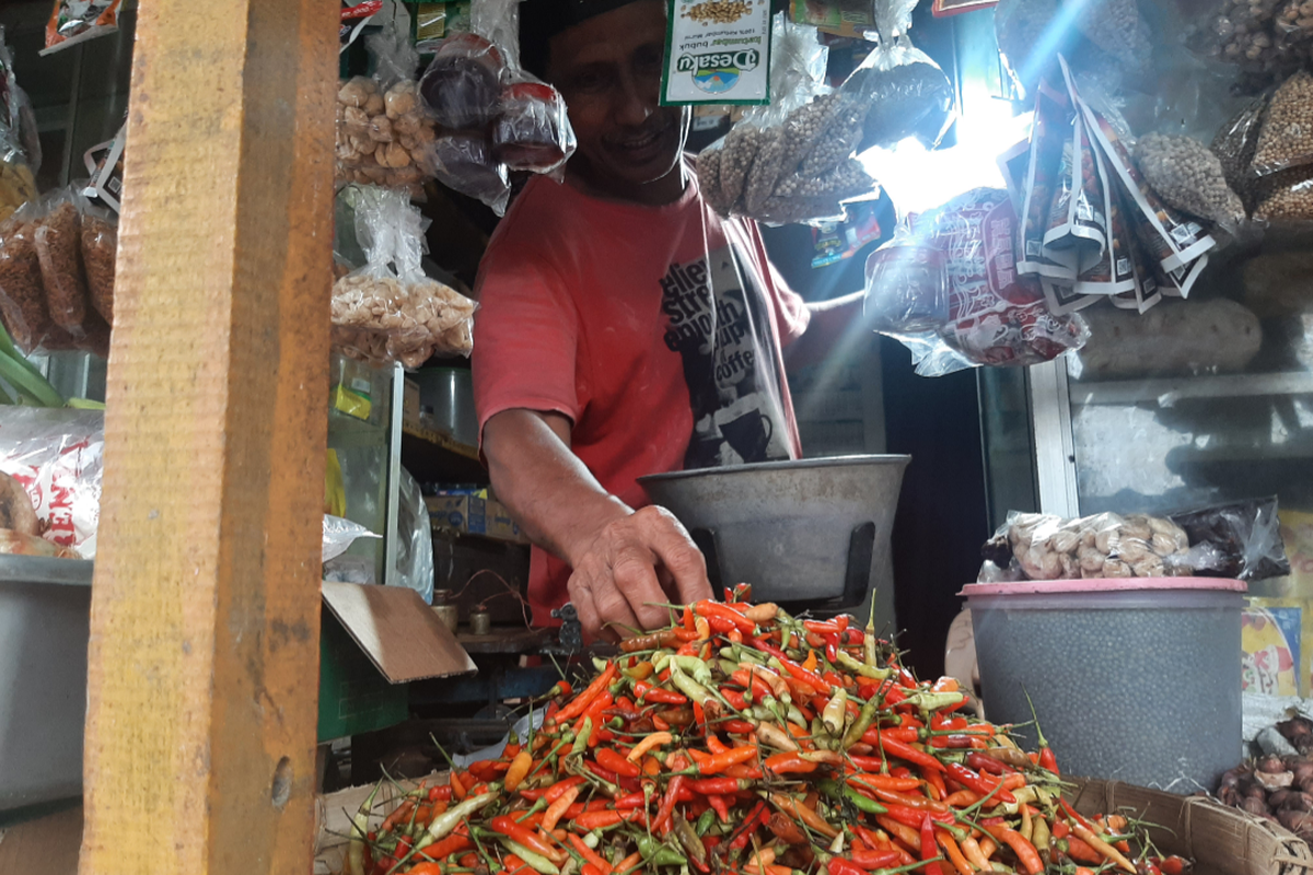 Harga cabai di Pasar Baru Lumajang alami kenaikan tinggi, Rabu (8/6/2022)