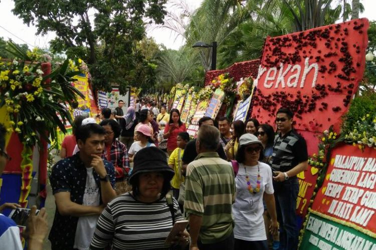 Deretan karangan papan bunga yang ditujukan untuk Ahok dan Djarot terpampang di sepanjang Jalan Medan Merdeka Selatan di depan Balai Kota DKI Jakarta hingga Jalan Medan Merdeka Utara di sebelah utara Monumen Nasional.