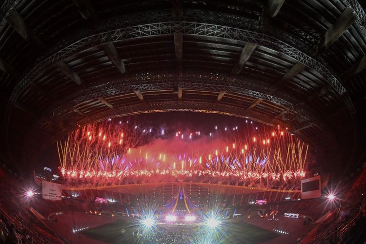 Suasana pesta kembang api saat upacara Penutupan SEA Games 2025 di Stadion Rajamangala, Bangkok, Thailand, Sabtu (20/12/2025).  ANTARA FOTO/Nova Wahyudi/foc.