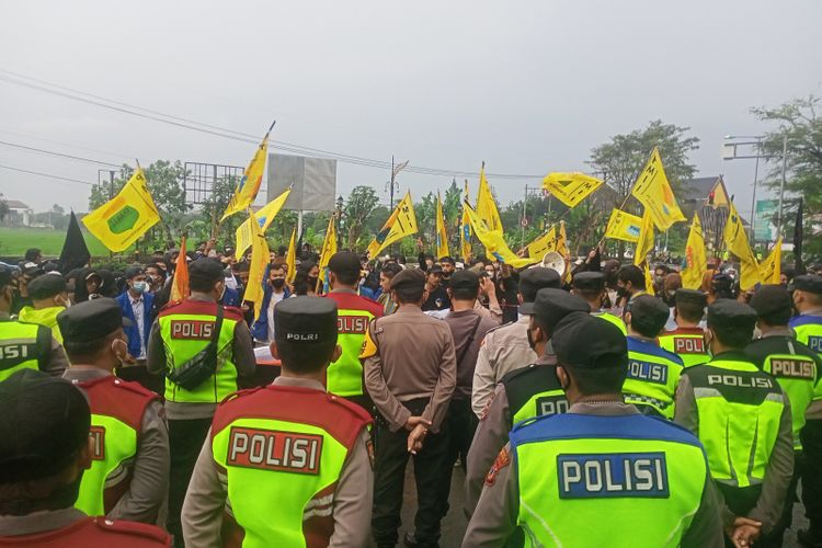 Ratusan Mahasiswa yang tergabung dalam PMII Cabang Kabupaten Bandung menggelar unjuk rasa di depan kantor pemerintahan Kabupaten Bandung, Senin (11/4/2022)